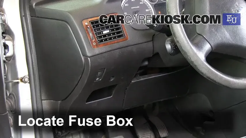 2008 Peugeot 307 XT HDi 2.0L 4 Cyl. Turbo Diesel Fusible (intérieur) Contrôle
